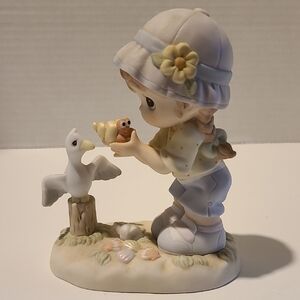 Precious Moments Members Only 2004 Girl Feeding Seagull Figurine